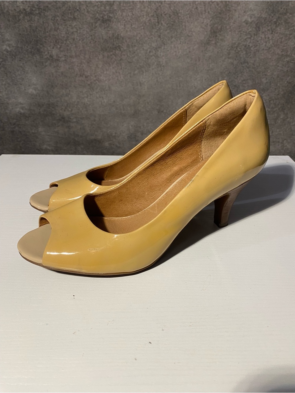 Clarks Artisan Women's Peep Toe Pumps Nude Tan Patent Leather Mid Heels Size